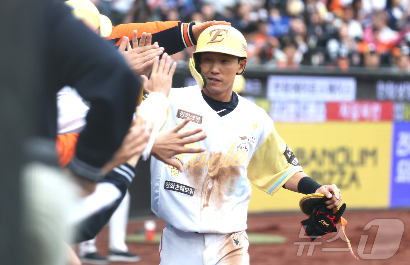 (대전=뉴스1) 김기남 기자 = 6일 대전 한화생명볼파크에서 열린 '2025 신한 SOL 뱅크 KBO리그' 프로야구 한화 이글스와 삼성라이온즈 경기에서 한화  황영묵이 5회말 무사 …