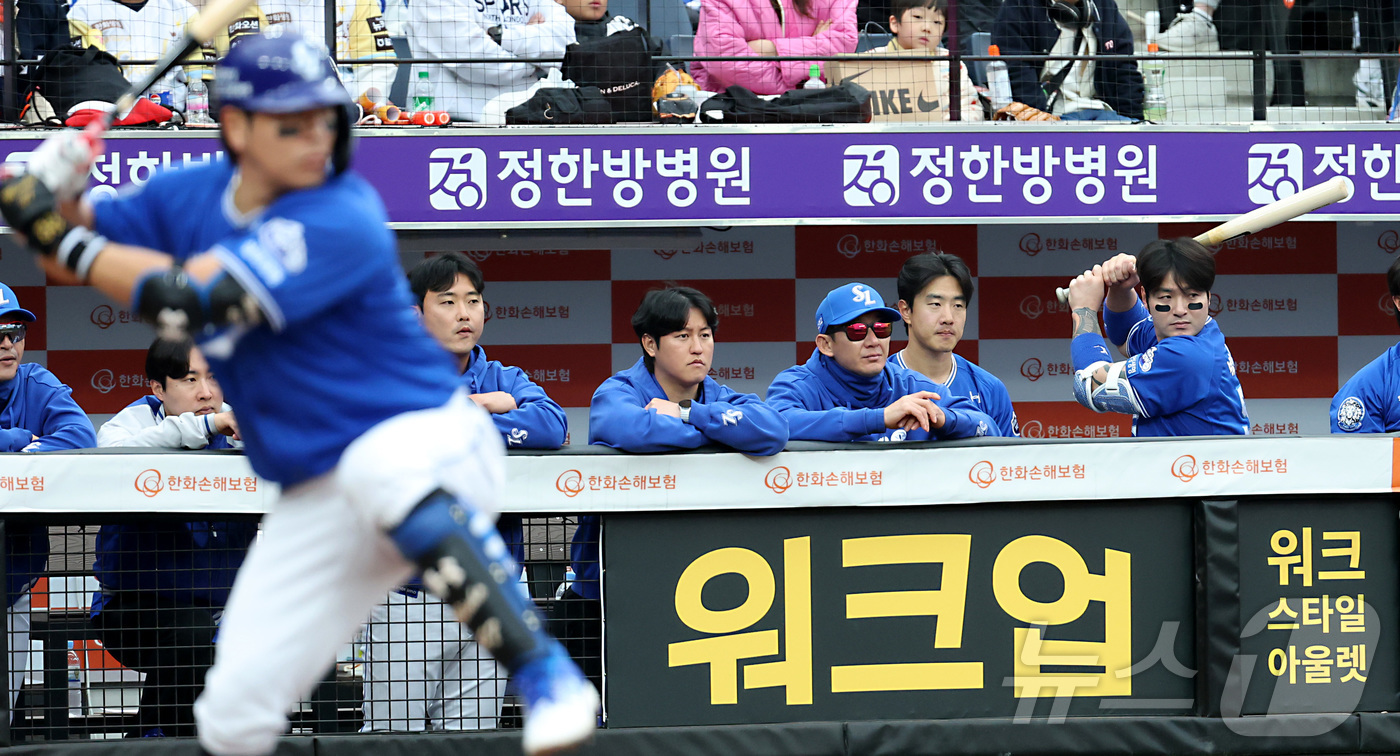 (대전=뉴스1) 김기남 기자 = 6일 대전 한화생명볼파크에서 열린 '2025 신한 SOL 뱅크 KBO리그' 프로야구 한화 이글스와 삼성라이온즈 경기에서 5회초 삼성 강민호 타격에 …
