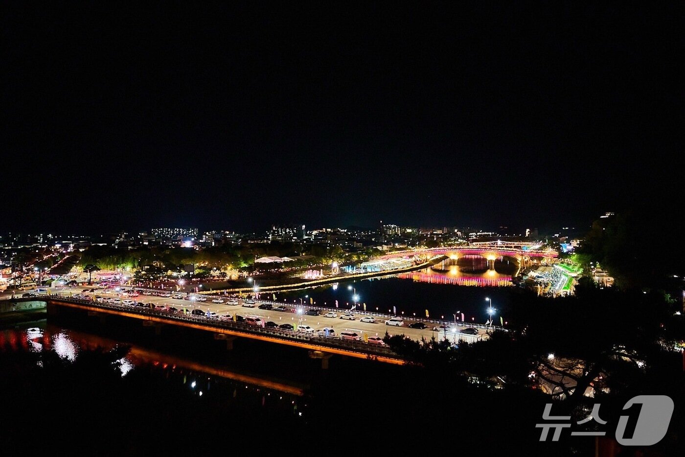 본문 이미지 - 남원시 상공에서 바라본 춘향제 축제장 야경.&#40;남원시 제공. 재판매 및 DB금지&#41;/뉴스1
