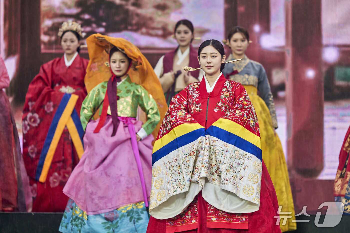 본문 이미지 - 지난 3일 남원 광한루원 춘향제 메인부대에서 한복패션쇼가 진행된 가운데 춘향선발대회 수상자들이 한복을 입고 포즈를 취하고 있다.&#40;남원시 제공. 재판매 및 DB금지&#41;/뉴스1