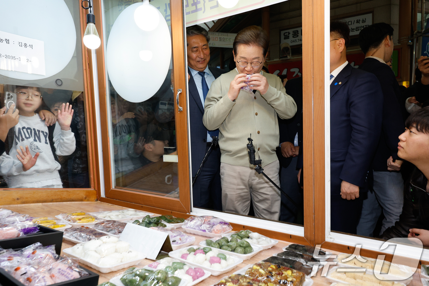 (영동=뉴스1) 안은나 기자 = 이재명 더불어민주당 대통령 후보가 골목골목 경청투어 이틀차인 6일 오후 충북 영동군 영동중앙시장을 찾아 영동 포도로 만든 떡을 먹고 있다. 2025 …
