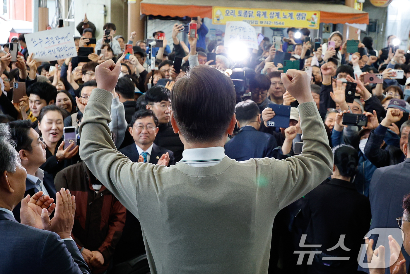 (영동=뉴스1) 안은나 기자 = 이재명 더불어민주당 대통령 후보가 골목골목 경청투어 이틀차인 6일 오후 충북 영동군 영동중앙시장을 찾아 즉흥 연설하고 있다. 2025.5.6/뉴스1 …