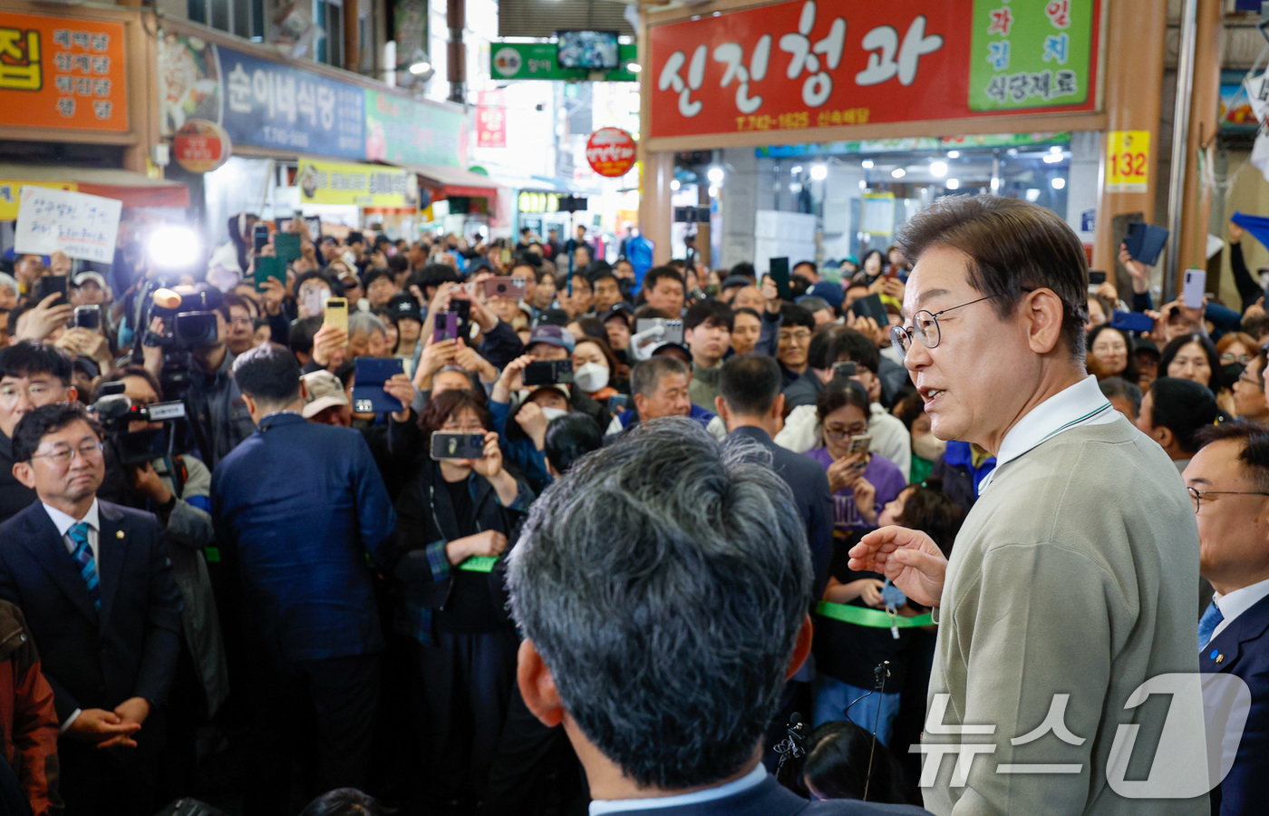 (영동=뉴스1) 안은나 기자 = 이재명 더불어민주당 대통령 후보가 골목골목 경청투어 이틀차인 6일 오후 충북 영동군 영동중앙시장을 찾아 즉흥 연설하고 있다. 2025.5.6/뉴스1 …