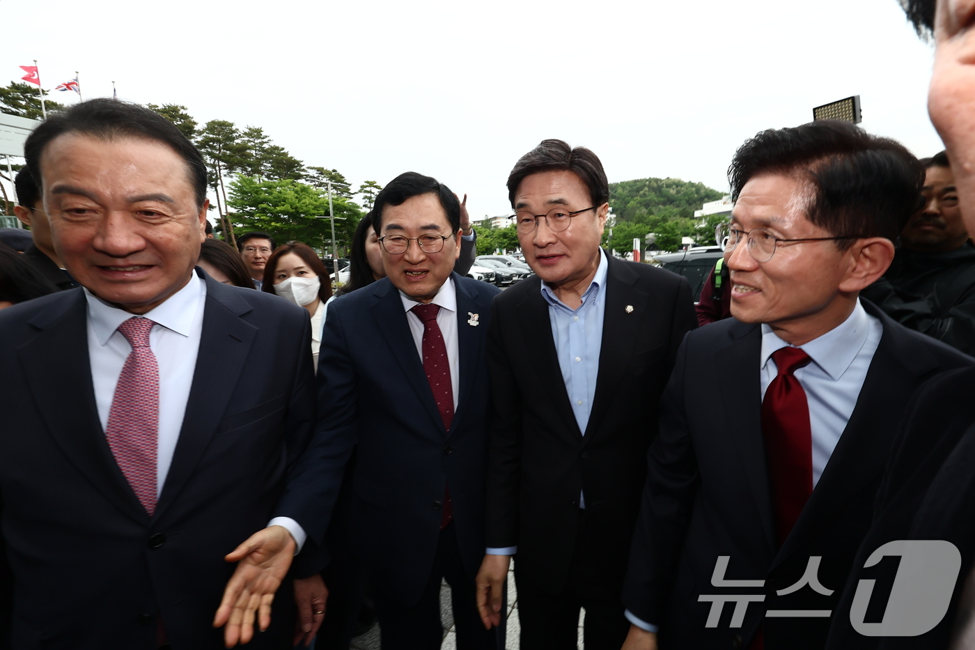 (경주=뉴스1) 김민지 기자 = 김문수 국민의힘 대통령 후보가 6일 경북 경주시 HICO(정상회의장) 미디어센터를 방문, 단일화 문제를 놓고 당 지도부와 갈등을 빚고 있는 김 후보 …