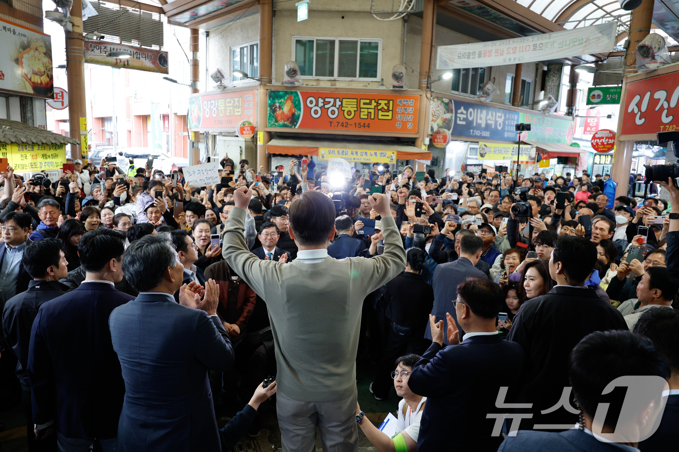 (영동=뉴스1) 안은나 기자 = 이재명 더불어민주당 대통령 후보가 골목골목 경청투어 이틀차인 6일 오후 충북 영동군 영동중앙시장을 찾아 즉흥 연설하고 있다. 2025.5.6/뉴스1 …