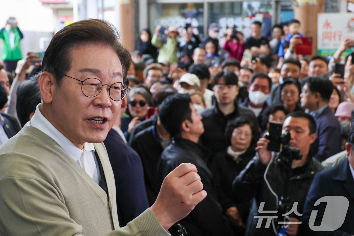 (영동=뉴스1) 안은나 기자 = 이재명 더불어민주당 대통령 후보가 골목골목 경청투어 이틀차인 6일 오후 충북 영동군 영동중앙시장을 찾아 즉흥 연설하고 있다. 2025.5.6/뉴스1 …