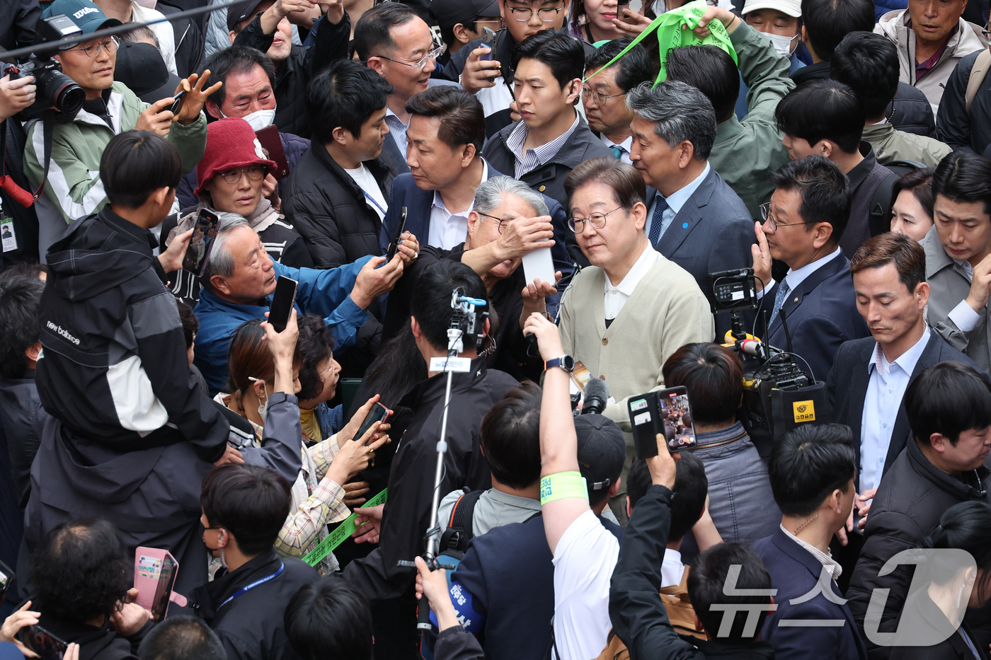 (영동=뉴스1) 안은나 기자 = 이재명 더불어민주당 대통령 후보가 골목골목 경청투어 이틀차인 6일 오후 충북 영동군 영동중앙시장을 찾아 인사하고 있다. 2025.5.6/뉴스1