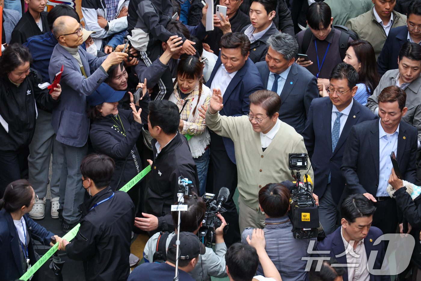 (영동=뉴스1) 안은나 기자 = 이재명 더불어민주당 대통령 후보가 골목골목 경청투어 이틀차인 6일 오후 충북 영동군 영동중앙시장을 찾아 인사하고 있다. 2025.5.6/뉴스1