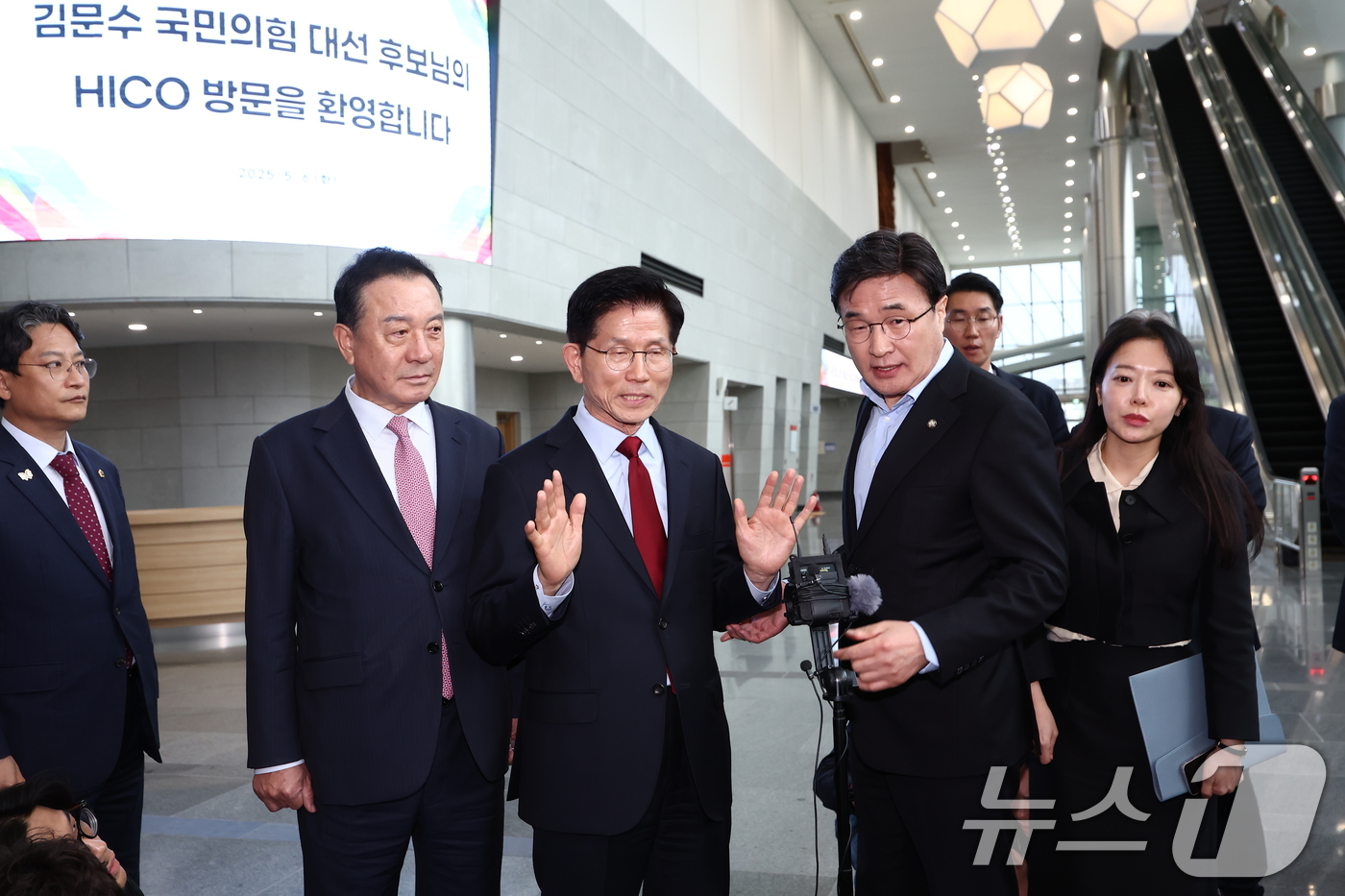 (경주=뉴스1) 김민지 기자 = 김문수 국민의힘 대통령 후보가 6일 경북 경주시 HICO(정상회의장) 미디어센터를 방문, 단일화 문제를 놓고 당 지도부와 갈등을 빚고 있는 김 후보 …