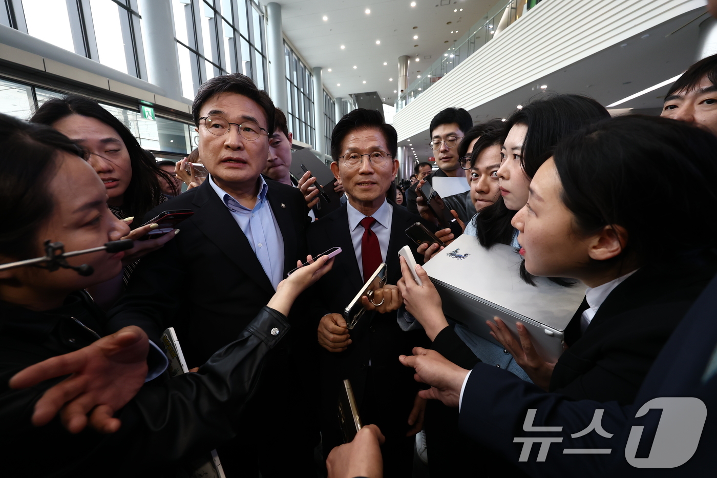 (경주=뉴스1) 김민지 기자 = 김문수 국민의힘 대통령 후보가 6일 경북 경주시 HICO(정상회의장) 미디어센터를 방문, 단일화 문제를 놓고 당 지도부와 갈등을 빚고 있는 김 후보 …