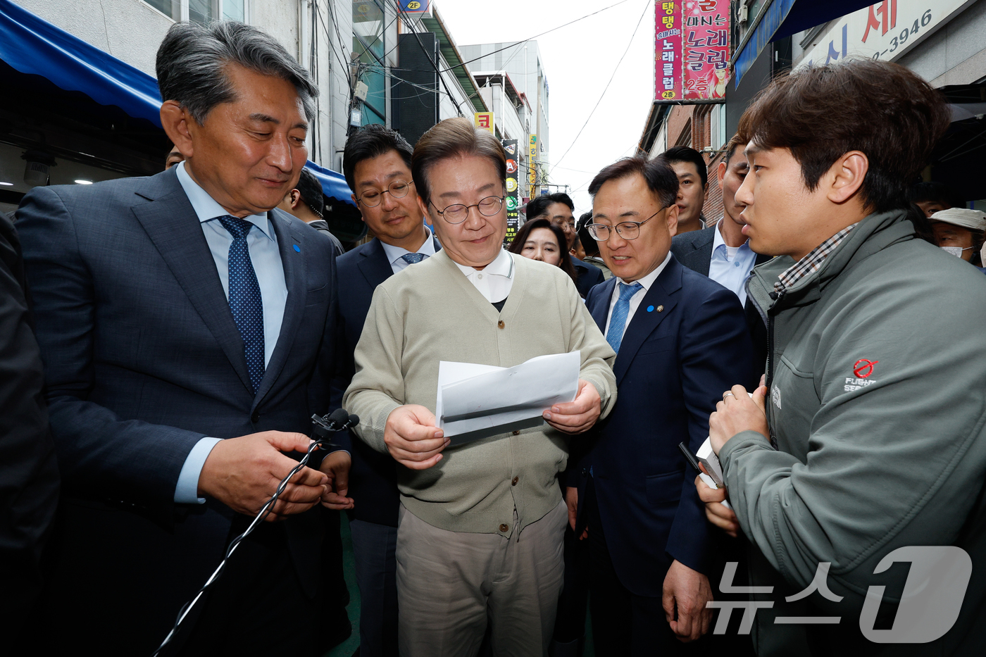 (영동=뉴스1) 안은나 기자 = 이재명 더불어민주당 대통령 후보가 골목골목 경청투어 이틀차인 6일 오후 충북 영동군 영동중앙시장을 찾아 주민 민원을 청취하고 있다. 2025.5.6 …
