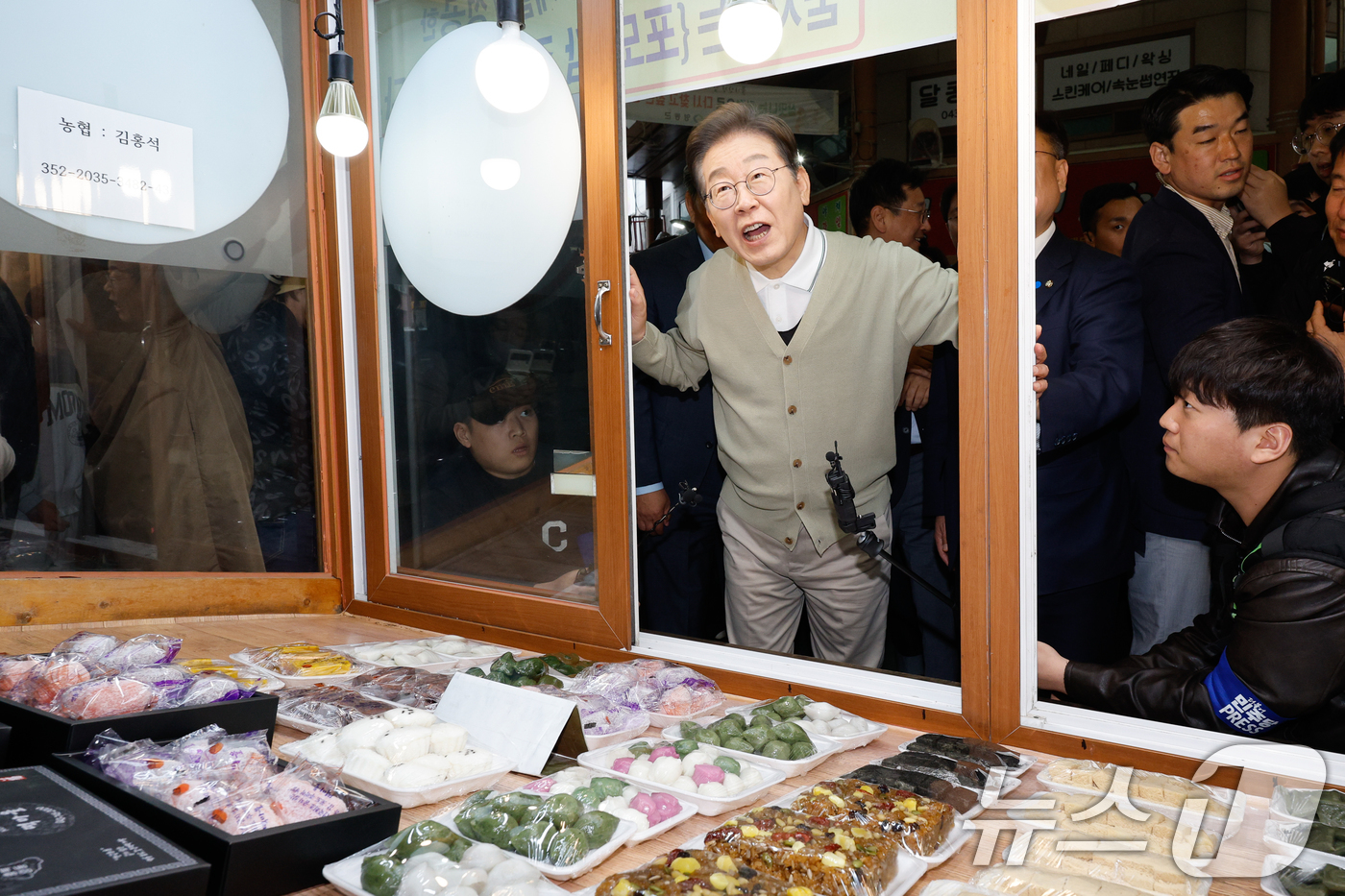 (영동=뉴스1) 안은나 기자 = 이재명 더불어민주당 대통령 후보가 골목골목 경청투어 이틀차인 6일 오후 충북 영동군 영동중앙시장을 찾아 떡집 상인과 대화하고 있다. 2025.5.6 …