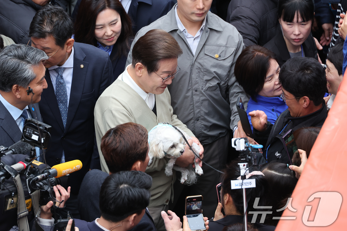 (영동=뉴스1) 안은나 기자 = 이재명 더불어민주당 대통령 후보가 골목골목 경청투어 이틀차인 6일 오후 충북 영동군 영동중앙시장을 찾아 강아지를 안고 있다. 2025.5.6/뉴스1 …