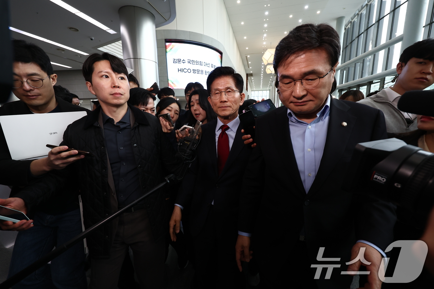 (경주=뉴스1) 김민지 기자 = 단일화 문제를 놓고 당 지도부와 갈등을 빚고 있는 김문수 국민의힘 대통령 후보가 6일 경북 경주시 HICO(정상회의장) 미디어센터에서 브리핑을 갖고 …