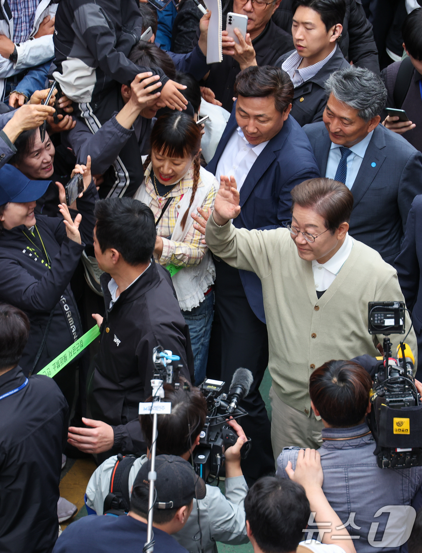 (영동=뉴스1) 안은나 기자 = 이재명 더불어민주당 대통령 후보가 골목골목 경청투어 이틀차인 6일 오후 충북 영동군 영동중앙시장을 찾아 인사하고 있다. 2025.5.6/뉴스1