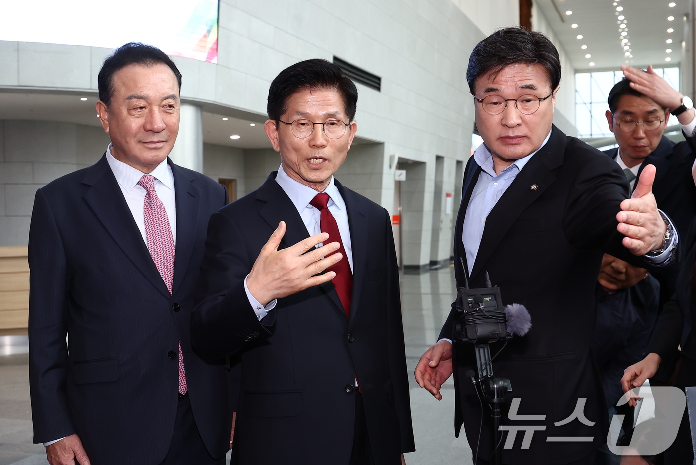 (경주=뉴스1) 김민지 기자 = 단일화 문제를 놓고 당 지도부와 갈등을 빚고 있는 김문수 국민의힘 대통령 후보가 6일 경북 경주시 HICO(정상회의장) 미디어센터에서 브리핑을 갖고 …