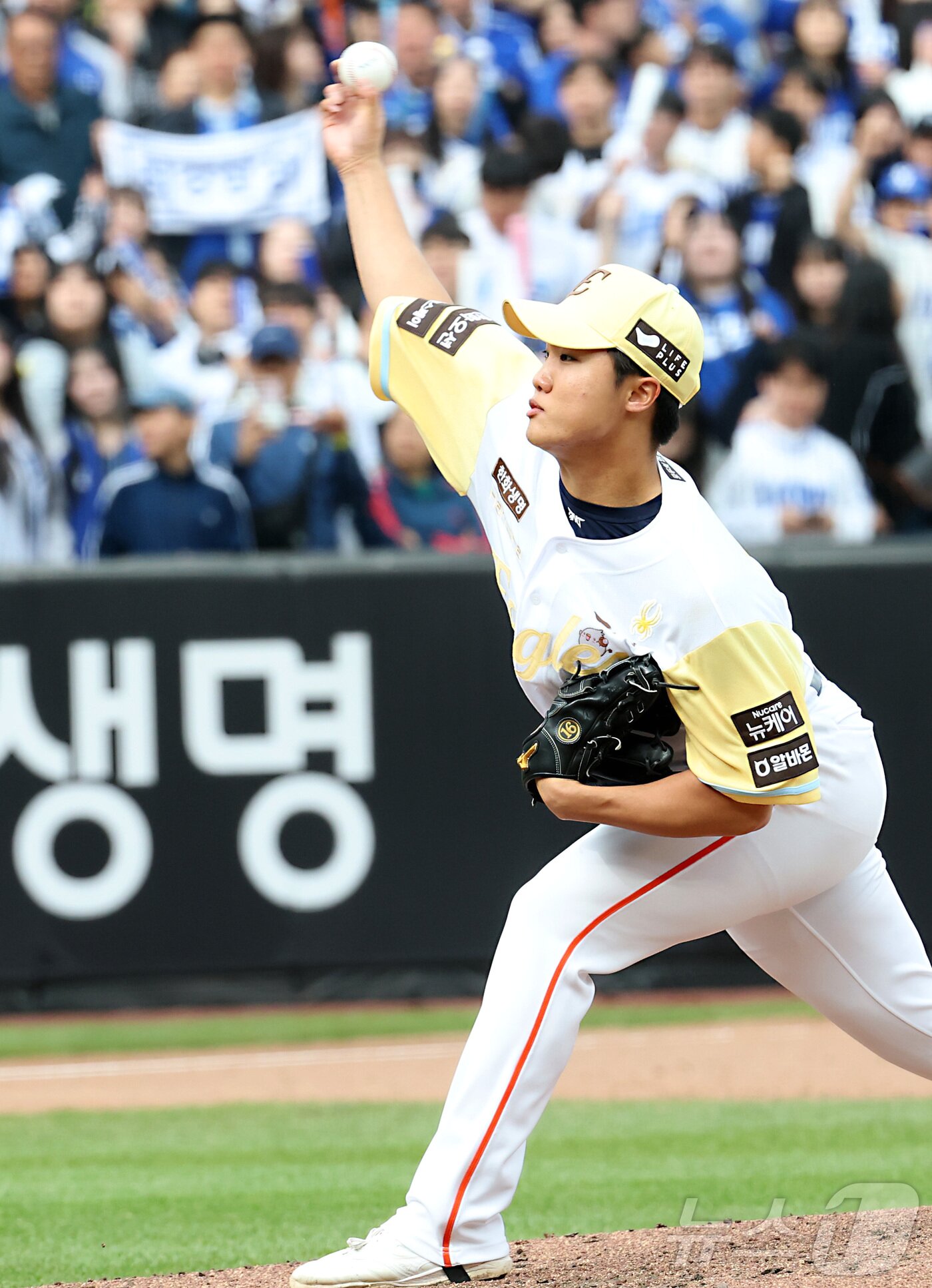 본문 이미지 - 6일 대전 한화생명볼파크에서 열린 '2025 신한 SOL 뱅크 KBO리그' 프로야구 한화 이글스와 삼성라이온즈 경기에서 한화 정우주가 투구하고 있다. 2025.5.6/뉴스1 ⓒ News1 김기남 기자