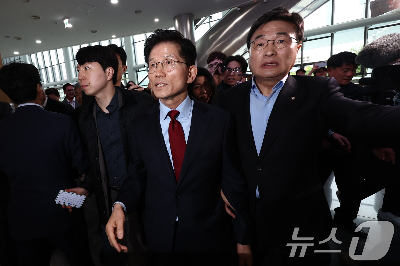 (경주=뉴스1) 김민지 기자 = 김문수 국민의힘 대통령 후보가 6일 경북 경주시 HICO(정상회의장) 미디어센터를 방문, 단일화 문제를 놓고 당 지도부와 갈등을 빚고 있는 김 후보 …