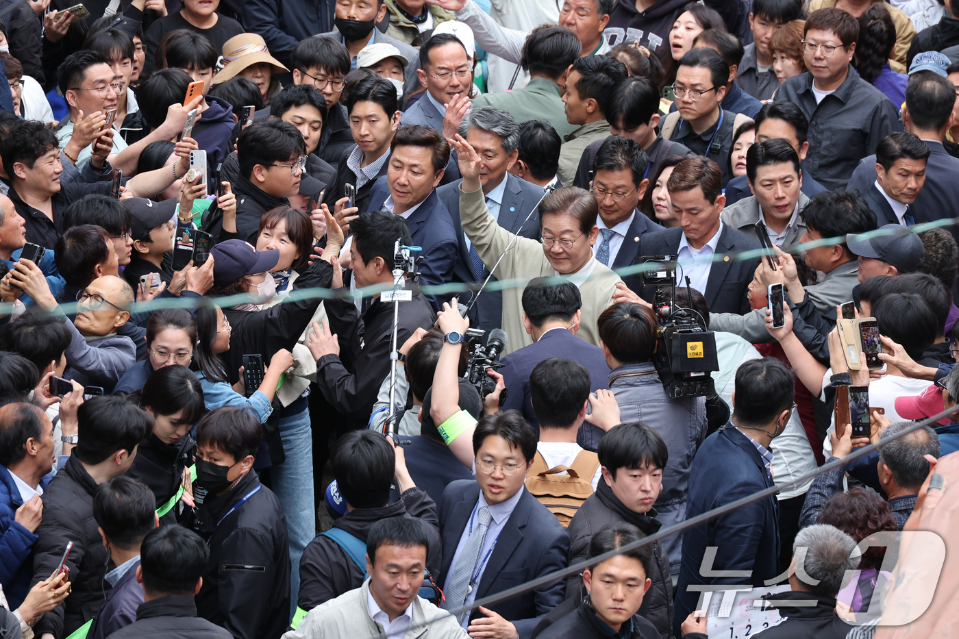 (영동=뉴스1) 안은나 기자 = 이재명 더불어민주당 대통령 후보가 골목골목 경청투어 이틀차인 6일 오후 충북 영동군 영동중앙시장을 찾아 인사하고 있다. 2025.5.6/뉴스1