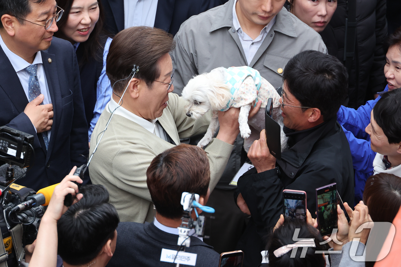 (영동=뉴스1) 안은나 기자 = 이재명 더불어민주당 대통령 후보가 골목골목 경청투어 이틀차인 6일 오후 충북 영동군 영동중앙시장을 찾아 강아지를 안고 있다. 2025.5.6/뉴스1 …