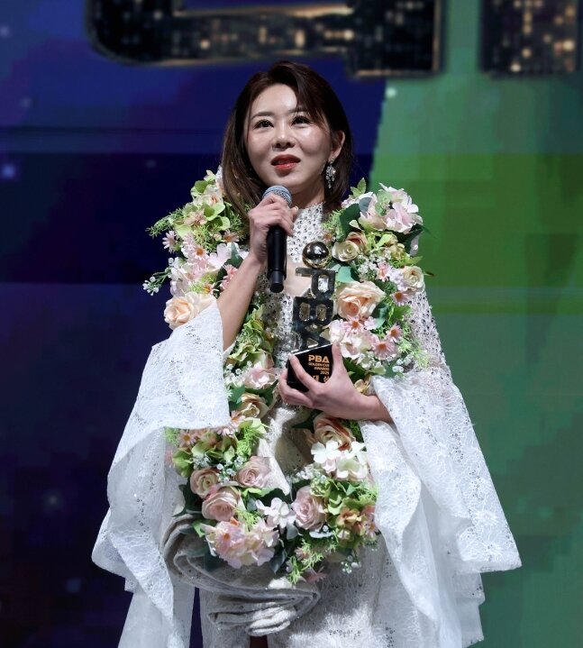 본문 이미지 - 시상식에서 대상을 포함해 4관왕을 차지한 '당구여제'  김가영(PBA 제공) 