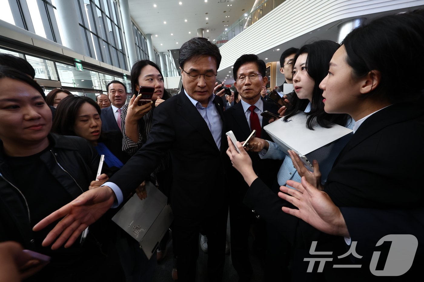 (경주=뉴스1) 김민지 기자 = 김문수 국민의힘 대통령 후보가 6일 경북 경주시 HICO(정상회의장) 미디어센터를 방문, 단일화 문제를 놓고 당 지도부와 갈등을 빚고 있는 김 후보 …