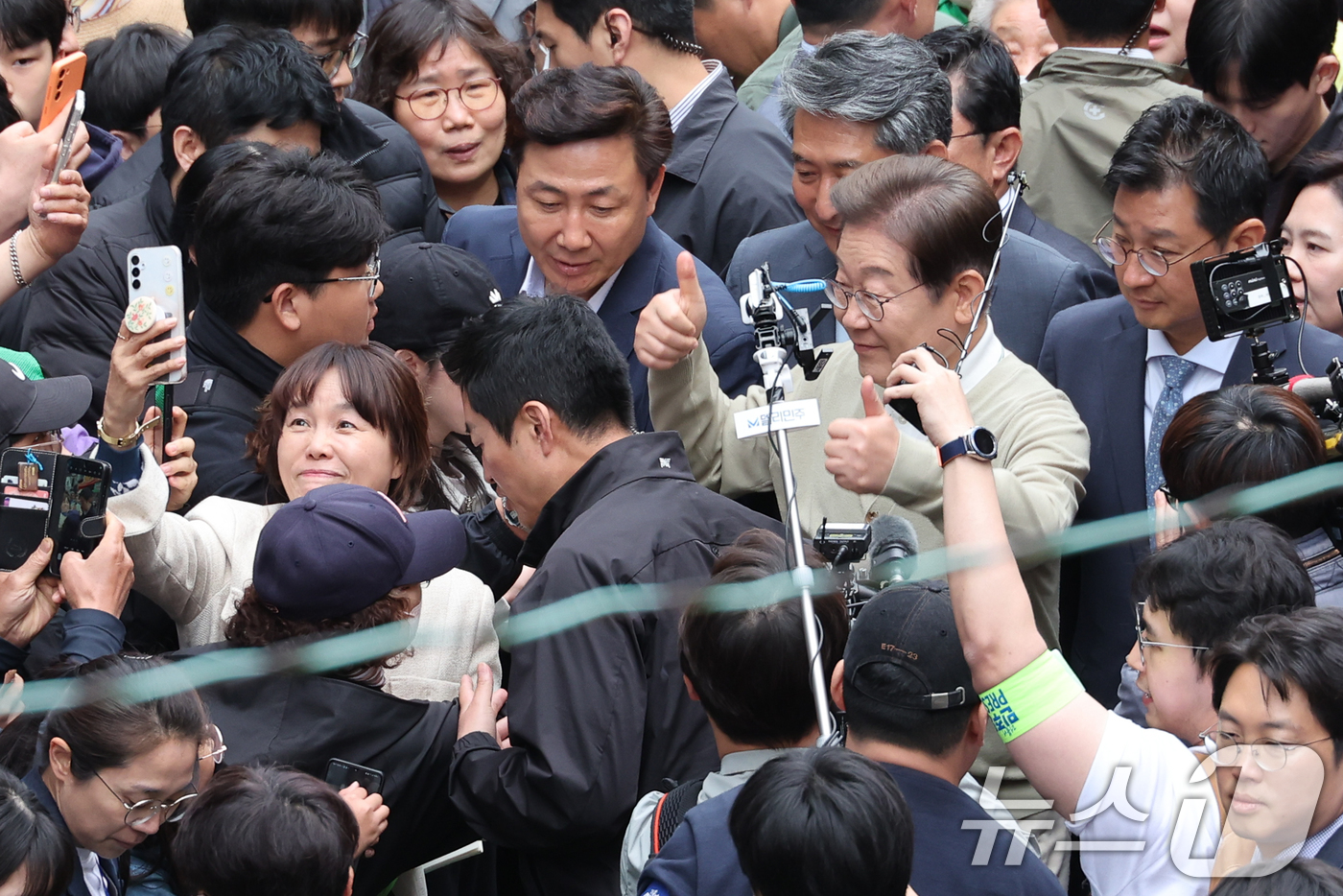 (영동=뉴스1) 안은나 기자 = 이재명 더불어민주당 대통령 후보가 골목골목 경청투어 이틀차인 6일 오후 충북 영동군 영동중앙시장을 찾아 인사하고 있다. 2025.5.6/뉴스1