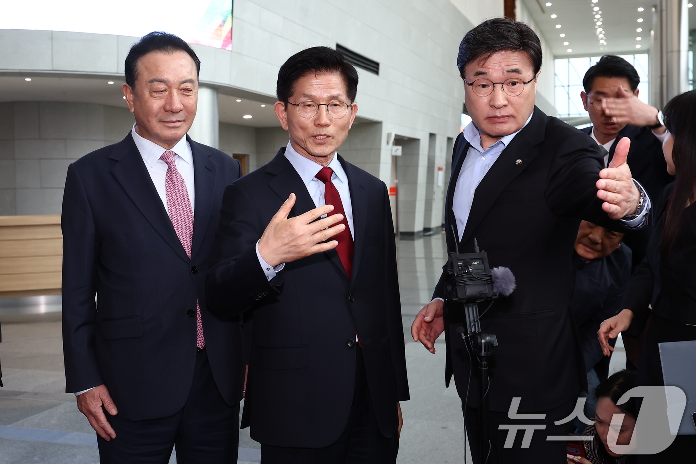 (경주=뉴스1) 김민지 기자 = 단일화 문제를 놓고 당 지도부와 갈등을 빚고 있는 김문수 국민의힘 대통령 후보가 6일 경북 경주시 HICO(정상회의장) 미디어센터에서 브리핑을 갖고 …