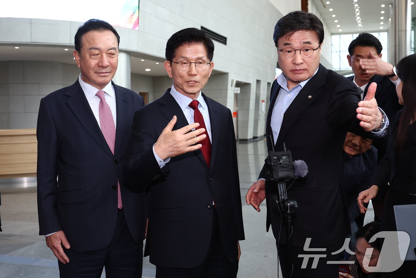 본문 이미지 - 단일화 문제를 놓고 당 지도부와 갈등을 빚고 있는 김문수 국민의힘 대통령 후보가 6일 경북 경주시 HICO&#40;정상회의장&#41; 미디어센터에서 브리핑을 갖고 경선 일정 중단과 서울행을 선언하고 있다. 2025.5.6/뉴스1 ⓒ News1 김민지 기자