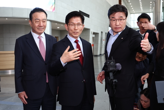 김문수 "지금부터 일정 중단…정당한 후보 강제로 끌어내리려해"