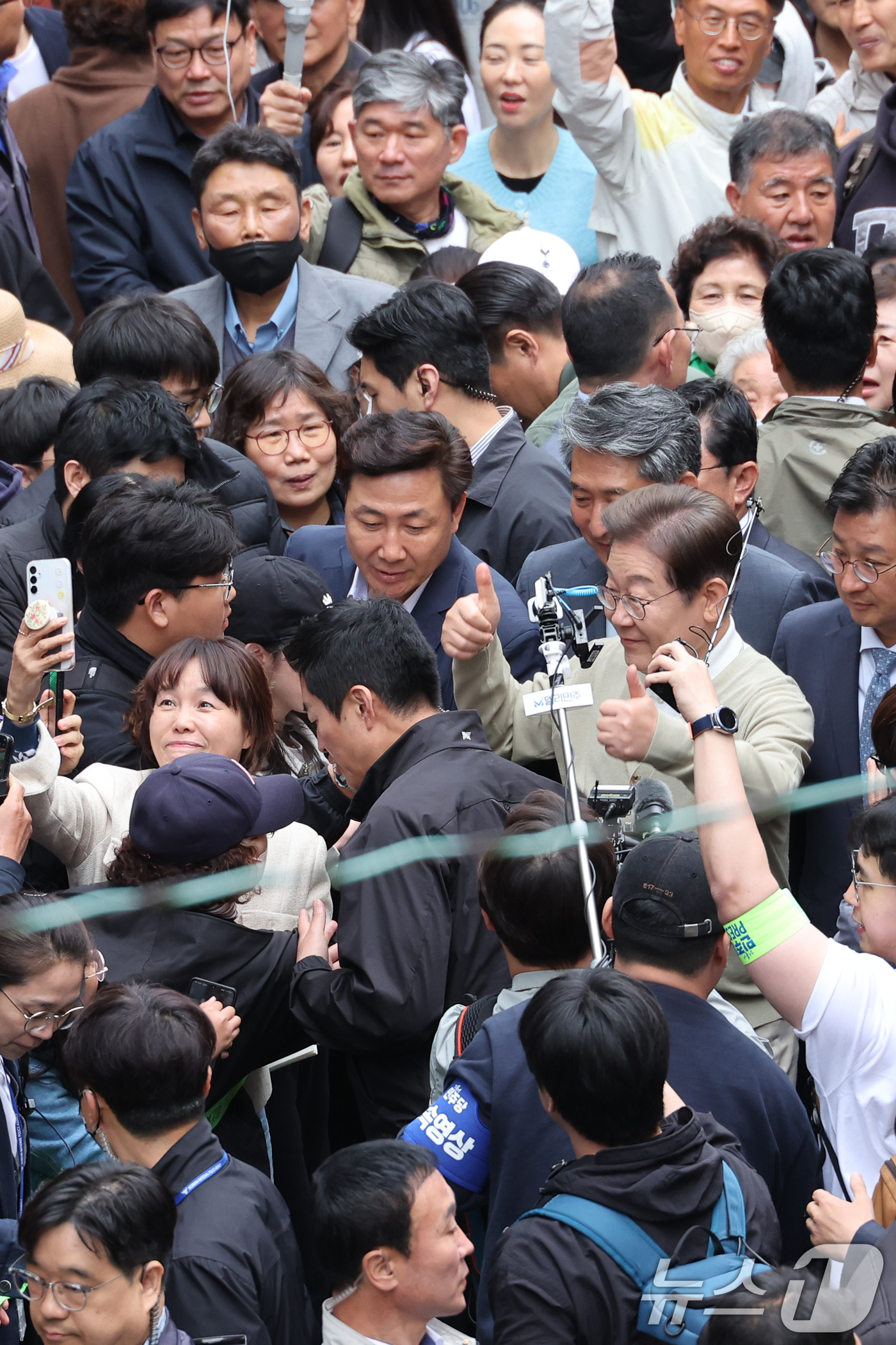(영동=뉴스1) 안은나 기자 = 이재명 더불어민주당 대통령 후보가 골목골목 경청투어 이틀차인 6일 오후 충북 영동군 영동중앙시장을 찾아 인사하고 있다. 2025.5.6/뉴스1