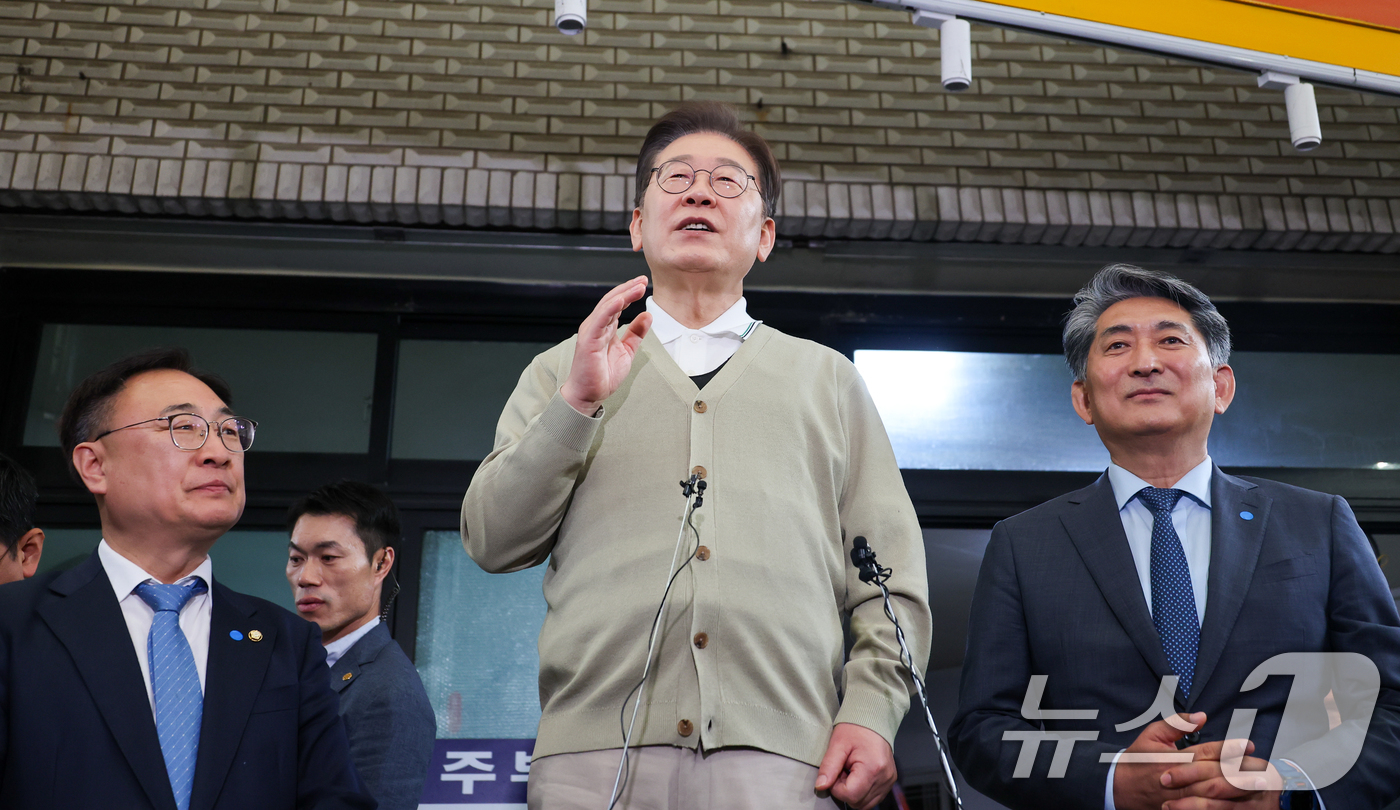 (영동=뉴스1) 안은나 기자 = 이재명 더불어민주당 대통령 후보가 골목골목 경청투어 이틀차인 6일 오후 충북 영동군 영동중앙시장을 찾아 즉흥 연설을 하고 있다. 2025.5.6/뉴 …