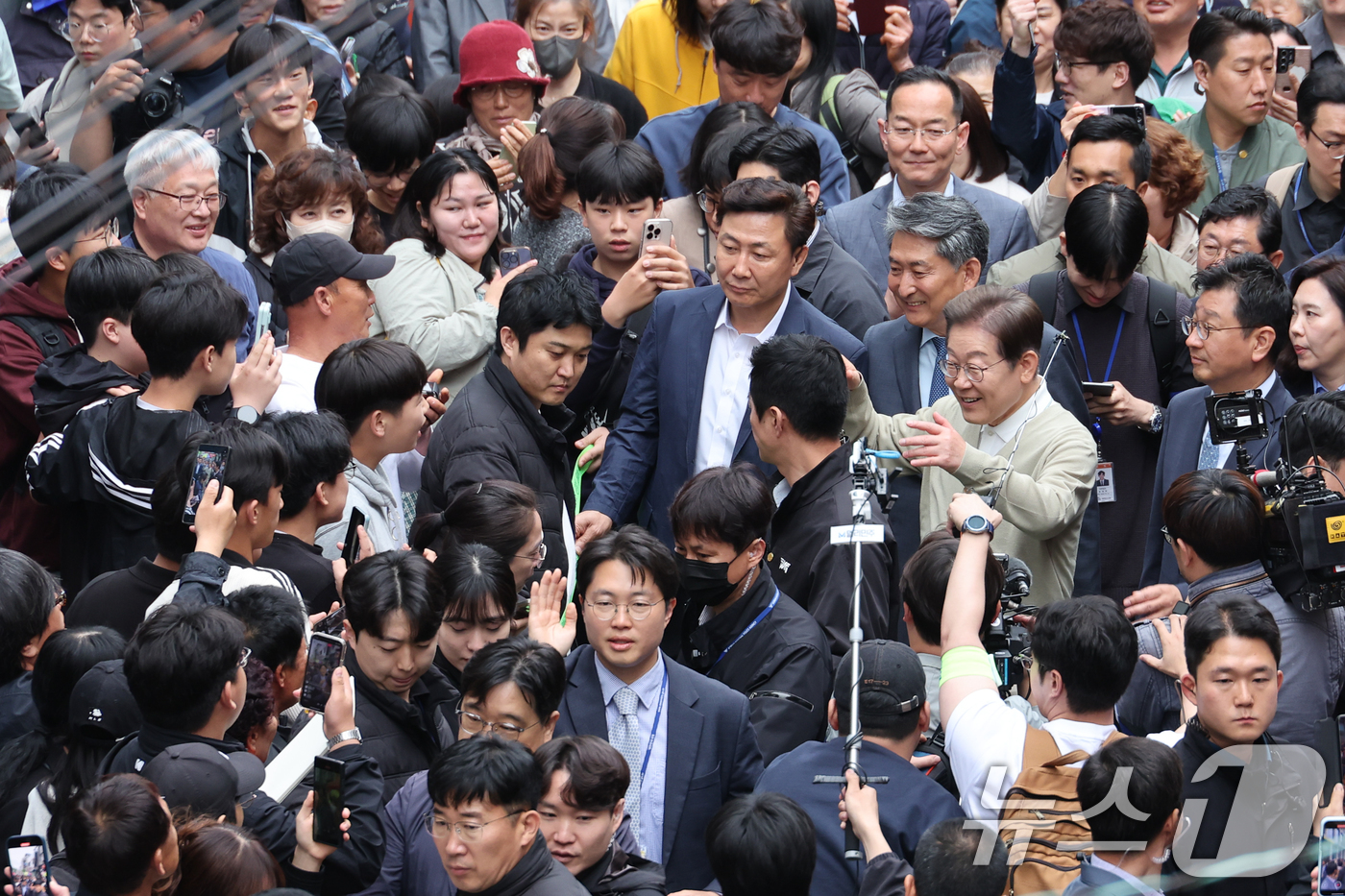 (영동=뉴스1) 안은나 기자 = 이재명 더불어민주당 대통령 후보가 골목골목 경청투어 이틀차인 6일 오후 충북 영동군 영동중앙시장을 찾아 인사하고 있다. 2025.5.6/뉴스1