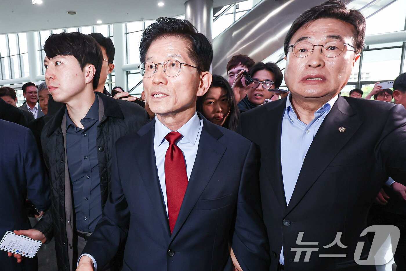 본문 이미지 - 김문수 국민의힘 대통령 후보가 6일 경북 경주시 HICO&#40;정상회의장&#41; 미디어센터를 방문, 단일화 문제를 놓고 당 지도부와 갈등을 빚고 있는 김 후보를 설득하기 위해 내려온 김대식 의원과 함께 이동하고 있다. 2025.5.6/뉴스1 ⓒ News1 김민지 기자