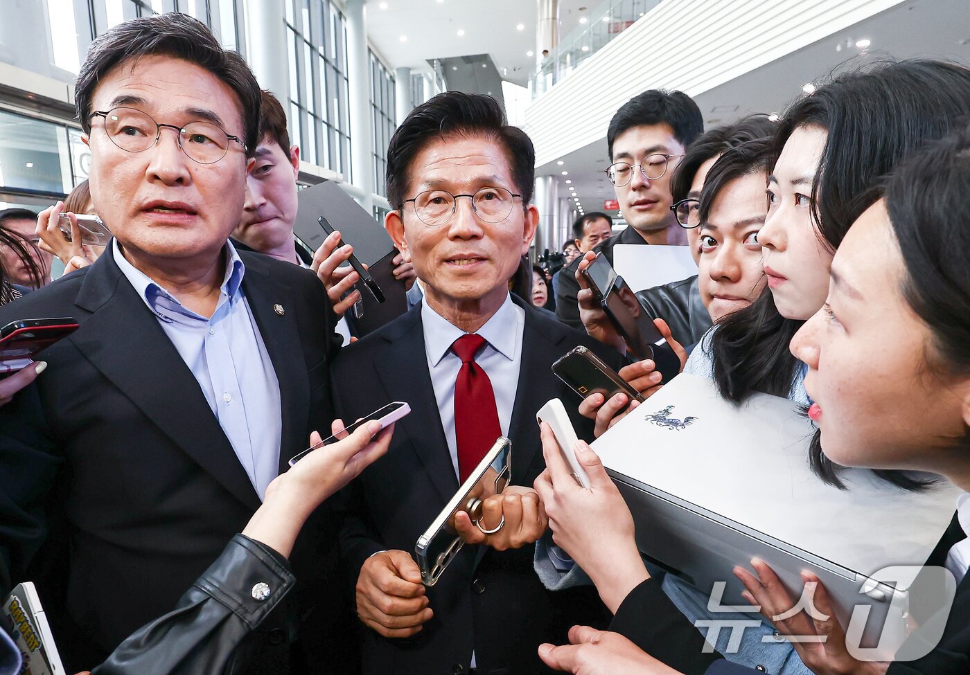 본문 이미지 - 김문수 국민의힘 대통령 후보가 6일 경북 경주시 HICO&#40;정상회의장&#41; 미디어센터를 방문, 단일화 문제를 놓고 당 지도부와 갈등을 빚고 있는 김 후보를 설득하기 위해 내려온 김대식 의원과 함께 이동하고 있다. 2025.5.6/뉴스1 ⓒ News1 김민지 기자