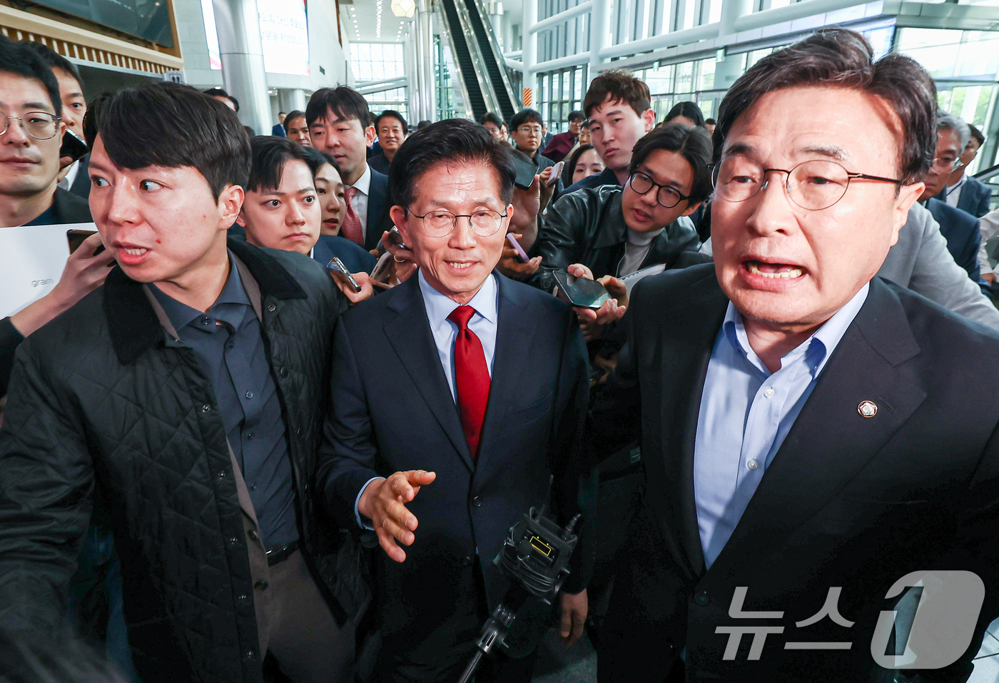 (경주=뉴스1) 김민지 기자 = 김문수 국민의힘 대통령 후보가 6일 경북 경주시 HICO(정상회의장) 미디어센터를 방문, 단일화 문제를 놓고 당 지도부와 갈등을 빚고 있는 김 후보 …