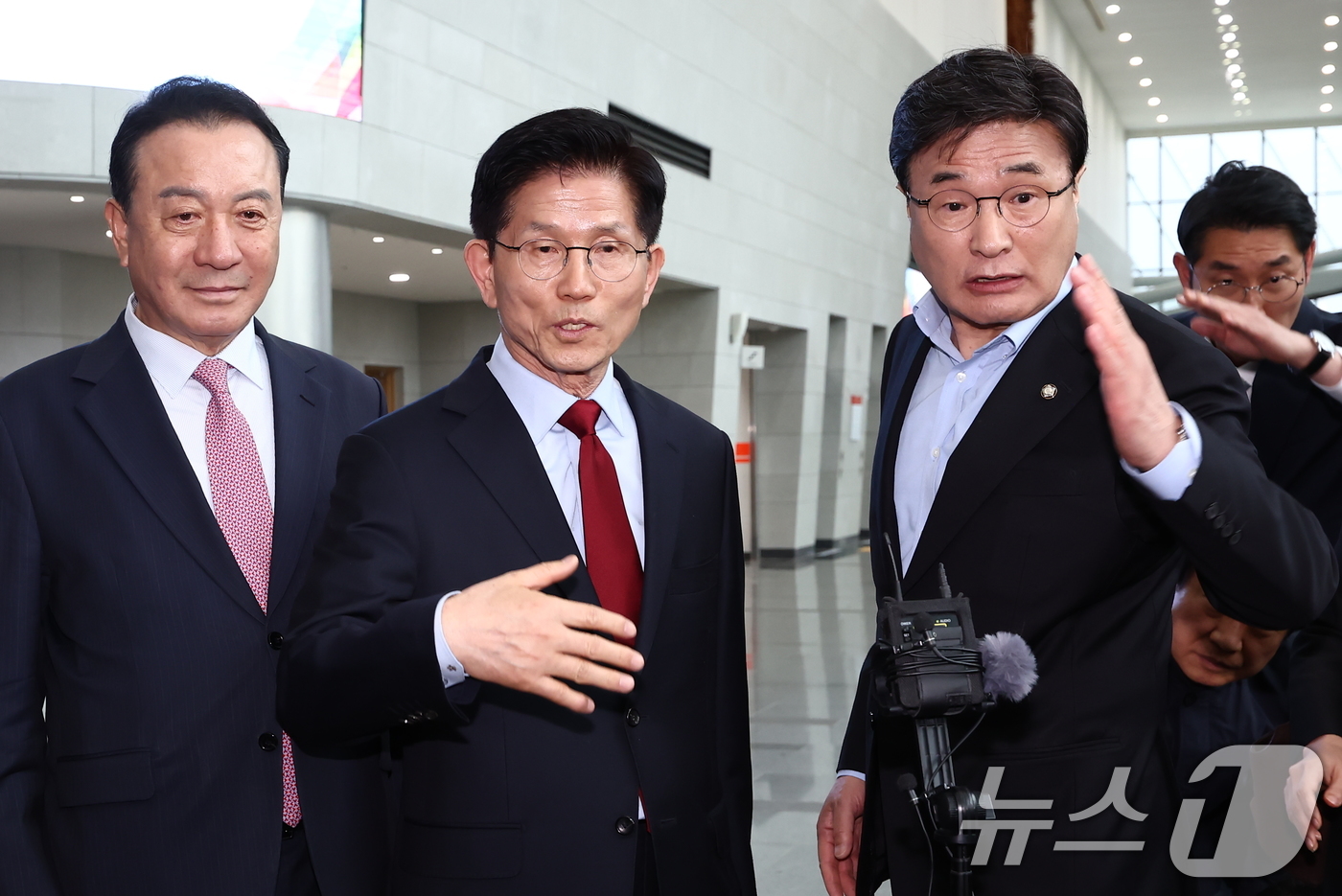 (경주=뉴스1) 김민지 기자 = 단일화 문제를 놓고 당 지도부와 갈등을 빚고 있는 김문수 국민의힘 대통령 후보가 6일 경북 경주시 HICO(정상회의장) 미디어센터에서 브리핑을 갖고 …