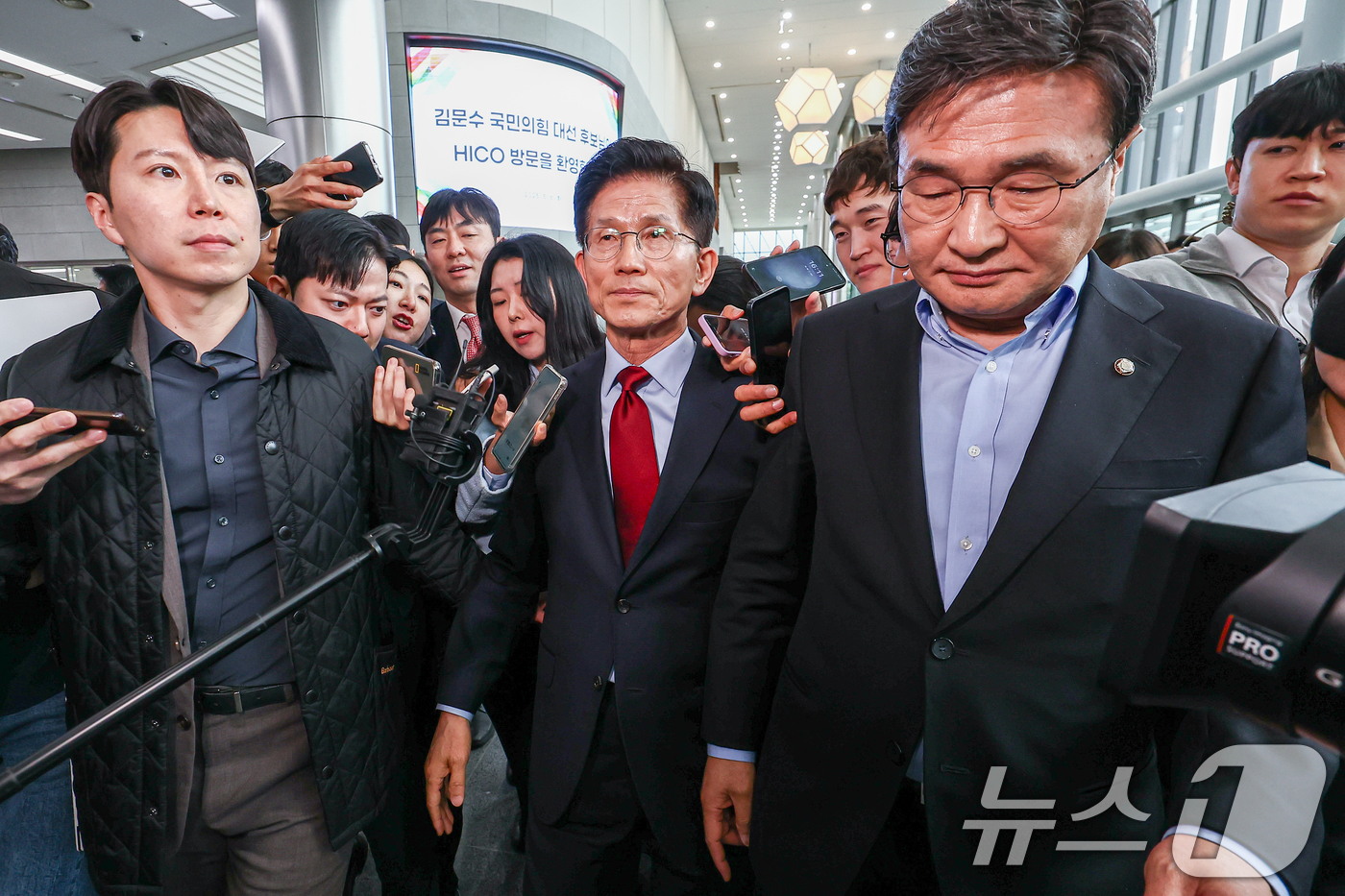 (경주=뉴스1) 김민지 기자 = 김문수 국민의힘 대통령 후보가 6일 경북 경주시 HICO(정상회의장) 미디어센터를 방문, 단일화 문제를 놓고 당 지도부와 갈등을 빚고 있는 김 후보 …