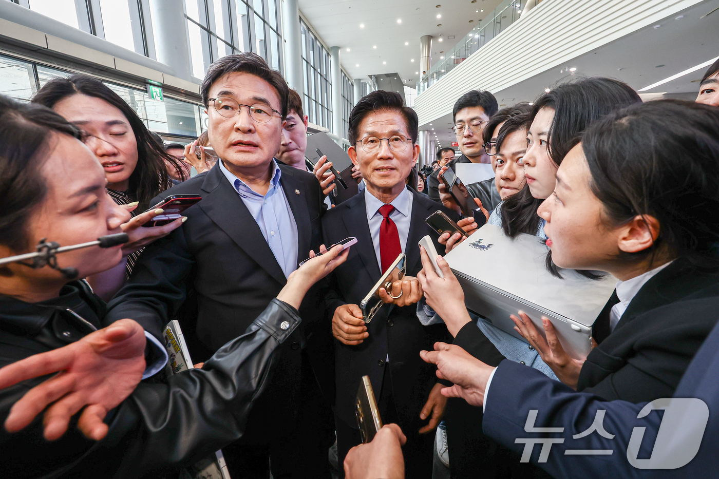 (경주=뉴스1) 김민지 기자 = 김문수 국민의힘 대통령 후보가 6일 경북 경주시 HICO(정상회의장) 미디어센터를 방문, 단일화 문제를 놓고 당 지도부와 갈등을 빚고 있는 김 후보 …