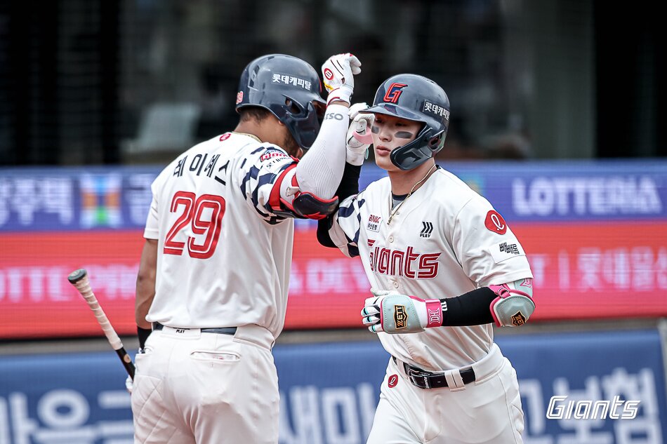 본문 이미지 - 롯데 자이언츠 윤동희(오른쪽)와 빅터 레이예스(왼쪽)는 6일 열린 KBO리그 사직 SSG 랜더스전에서 나란히 홈런을 터뜨려 팀의 6-0 승리를 이끌었다. (롯데 자이언츠 제공)