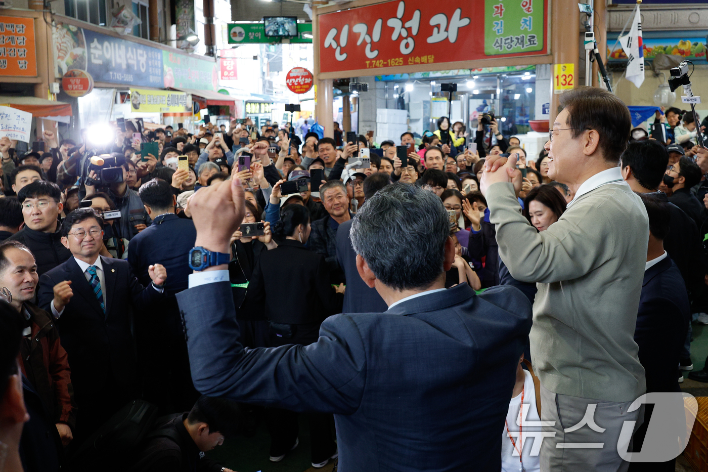 (영동=뉴스1) 안은나 기자 = 이재명 더불어민주당 대통령 후보가 골목골목 경청투어 이틀차인 6일 오후 충북 영동군 영동중앙시장을 찾아 즉흥 연설을 하고 있다. 2025.5.6/뉴 …