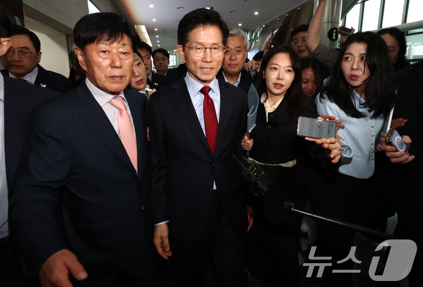 (포항=뉴스1) 김민지 기자 = 김문수 국민의힘 대통령 후보가 6일 경북 경주시 HICO(정상회의장) 미디어센터에서 단일화 문제를 놓고 당 지도부와 갈등을 빚고 있자 일정 중단을 …