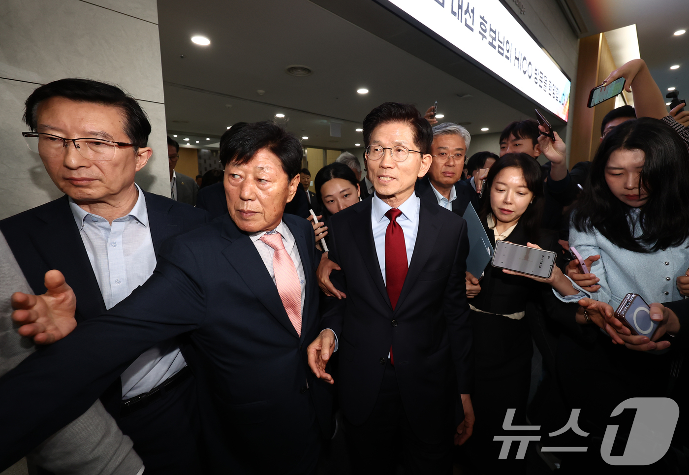 (포항=뉴스1) 김민지 기자 = 김문수 국민의힘 대통령 후보가 6일 경북 경주시 HICO(정상회의장) 미디어센터에서 단일화 문제를 놓고 당 지도부와 갈등을 빚고 있자 일정 중단을 …