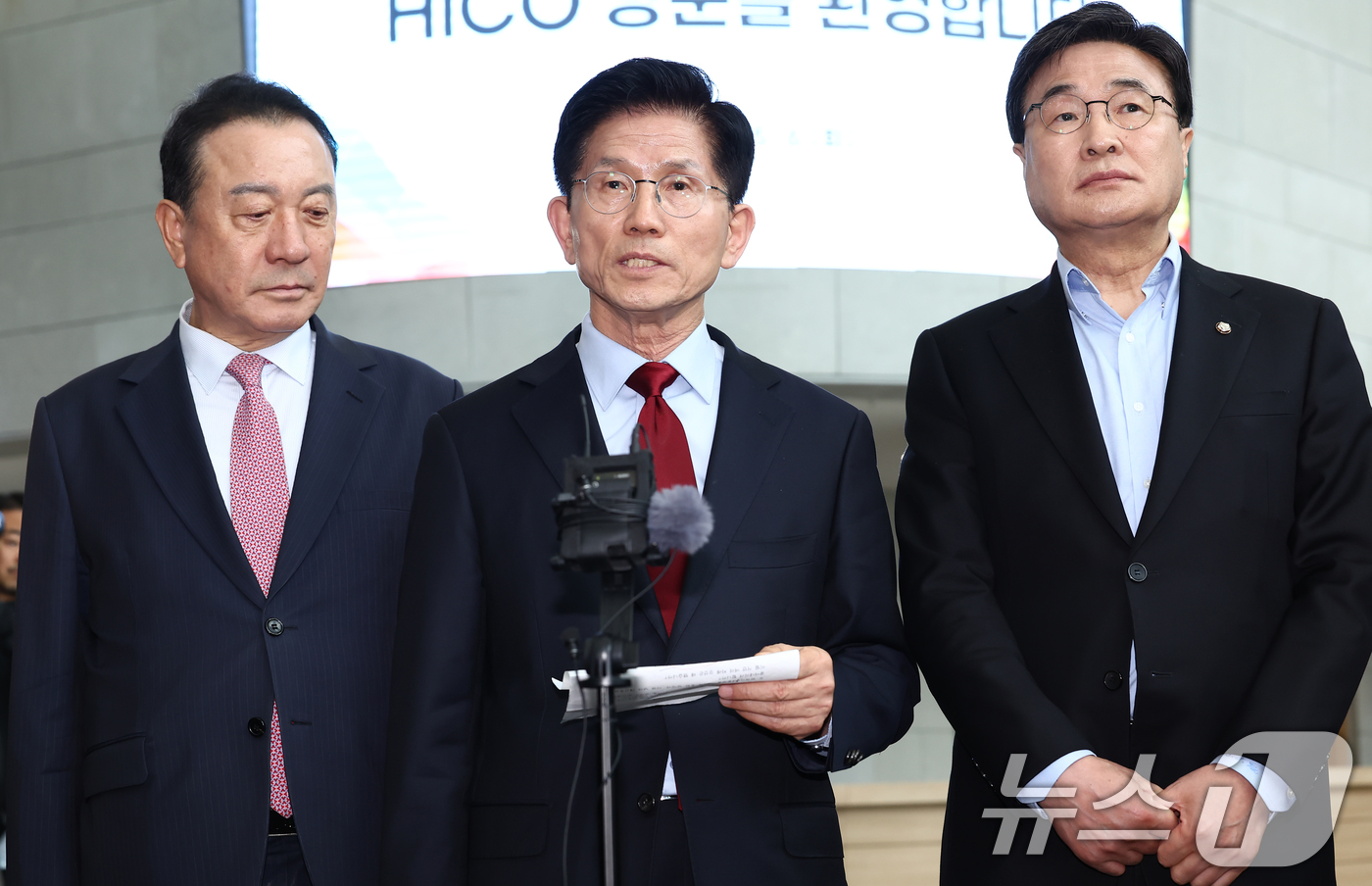 (포항=뉴스1) 김민지 기자 = 김문수 국민의힘 대통령 후보가 6일 경북 경주시 HICO(정상회의장) 미디어센터에서, 단일화 문제를 놓고 당 지도부와 갈등을 빚고 있는 가운데 브리 …