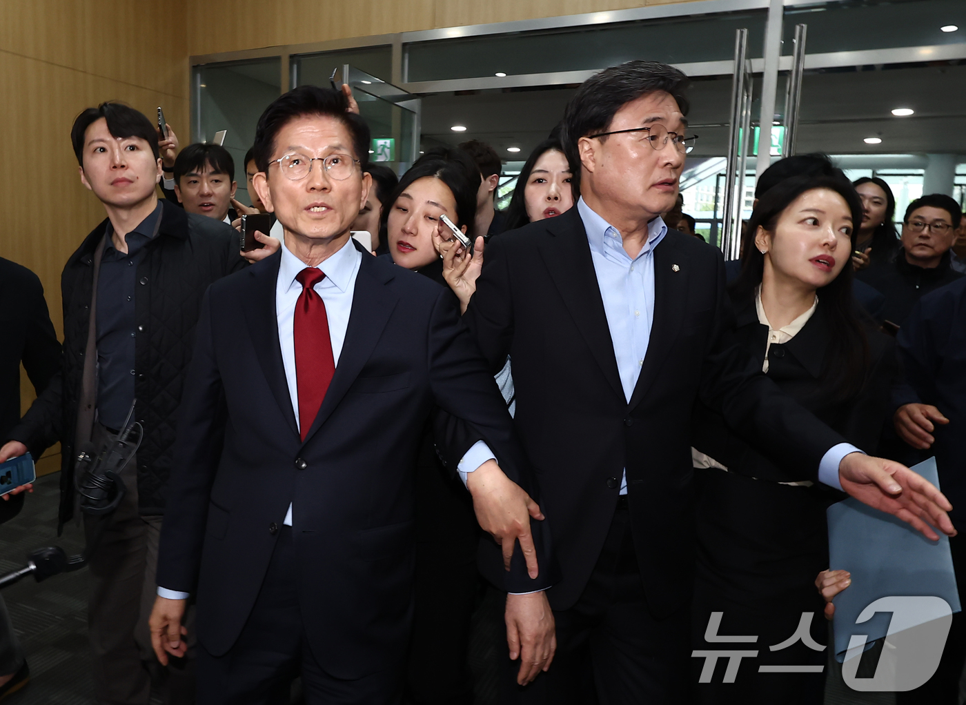 (포항=뉴스1) 김민지 기자 = 김문수 국민의힘 대통령 후보가 6일 경북 경주시 HICO(정상회의장) 미디어센터에서 단일화 문제를 놓고 당 지도부와 갈등을 빚고 있는 가운데 김대식 …