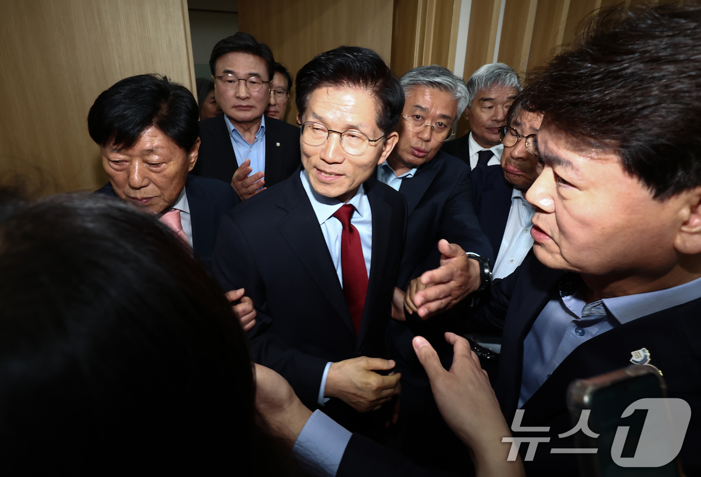 (포항=뉴스1) 김민지 기자 = 김문수 국민의힘 대통령 후보가 6일 경북 경주시 HICO(정상회의장) 미디어센터에서 단일화 문제를 놓고 당 지도부와 갈등을 빚고 있는 가운데 김대식 …