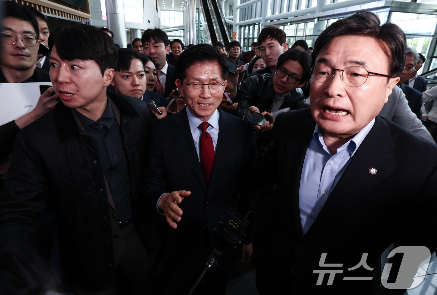 (포항=뉴스1) 김민지 기자 = 김문수 국민의힘 대통령 후보가 6일 경북 경주시 HICO(정상회의장) 미디어센터에서 단일화 문제를 놓고 당 지도부와 갈등을 빚고 있는 가운데 김대식 …