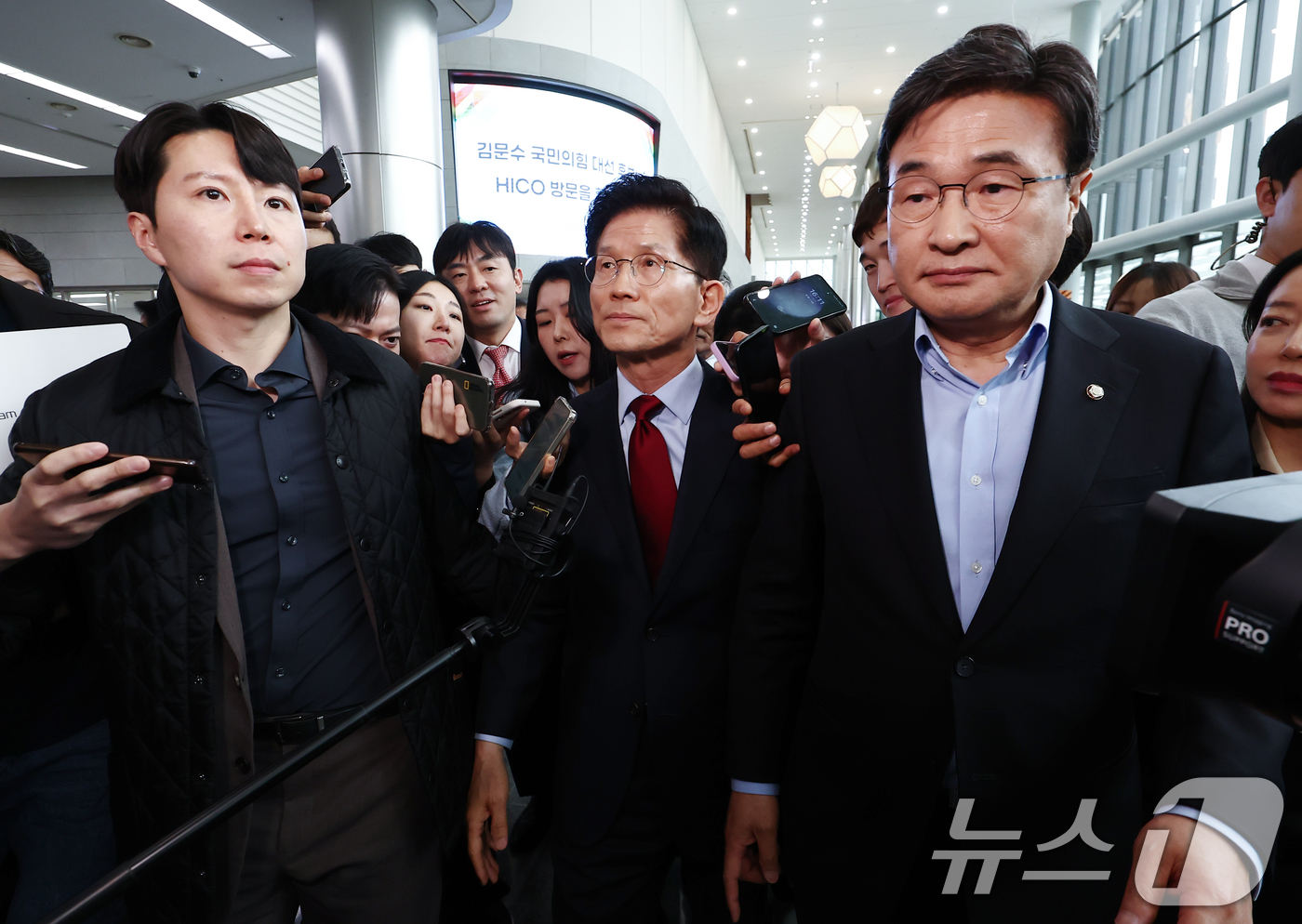 (포항=뉴스1) 김민지 기자 = 김문수 국민의힘 대통령 후보가 6일 경북 경주시 HICO(정상회의장) 미디어센터에서 단일화 문제를 놓고 당 지도부와 갈등을 빚고 있는 가운데 김대식 …