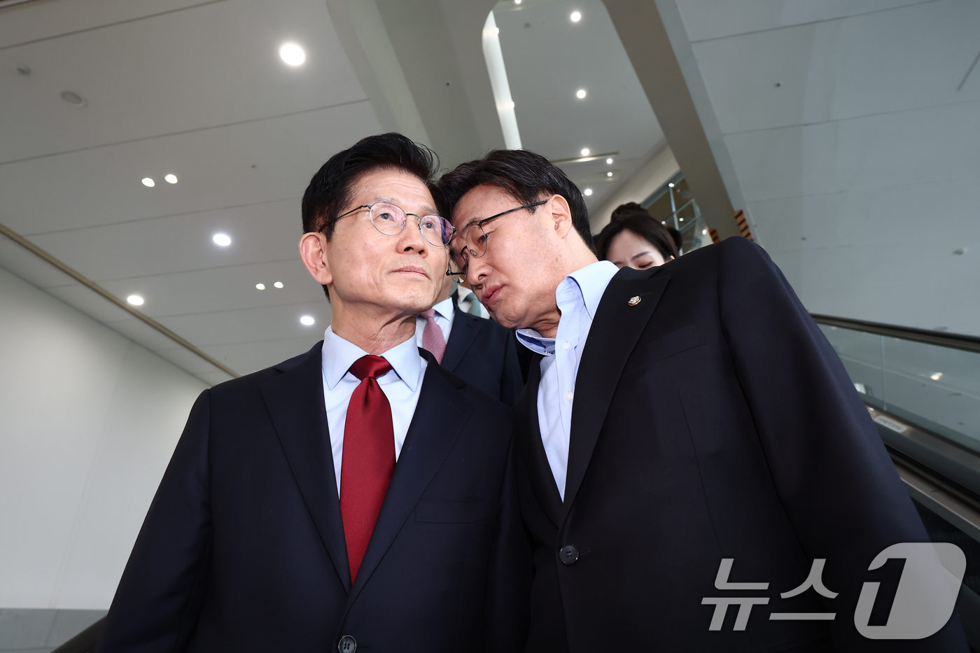 (포항=뉴스1) 김민지 기자 = 김문수 국민의힘 대통령 후보가 6일 경북 경주시 HICO(정상회의장) 미디어센터에서 단일화 문제를 놓고 당 지도부와 갈등을 빚고 있는 가운데 김대식 …