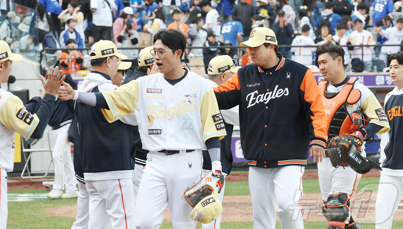 (대전=뉴스1) 김기남 기자 = 6일 대전 한화생명볼파크에서 열린 '2025 신한 SOL 뱅크 KBO리그' 프로야구 한화 이글스와 삼성라이온즈 경기에서 한화가 3대1 승리, 8연승 …